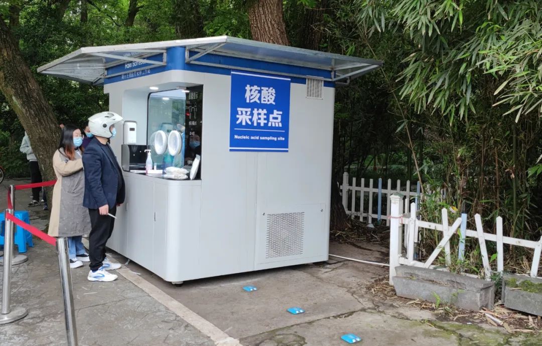 小巴所在社区的核酸采样站