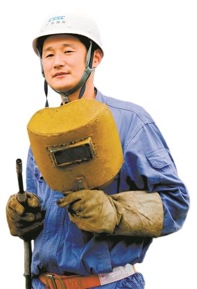 的焊接施工,矢志不渝为海洋强国建设奉献无悔的青春;他十七年如一日
