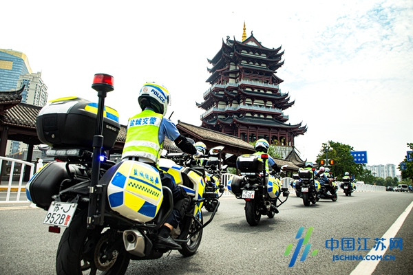 盐城交警“新青年”：在平凡的交管岗位奋力奔跑、绽放青春休闲区蓝鸢梦想 - Www.slyday.coM