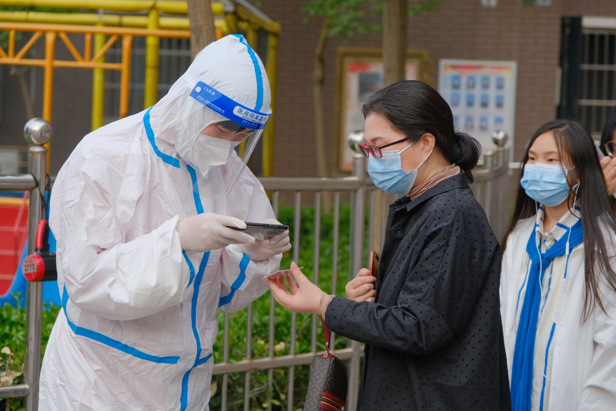 每天打两份工的志愿者贺雍钦白天接电话晚上测核酸