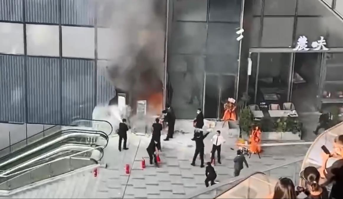 传武汉万象城失火，商场昨天刚开业休闲区蓝鸢梦想 - Www.slyday.coM