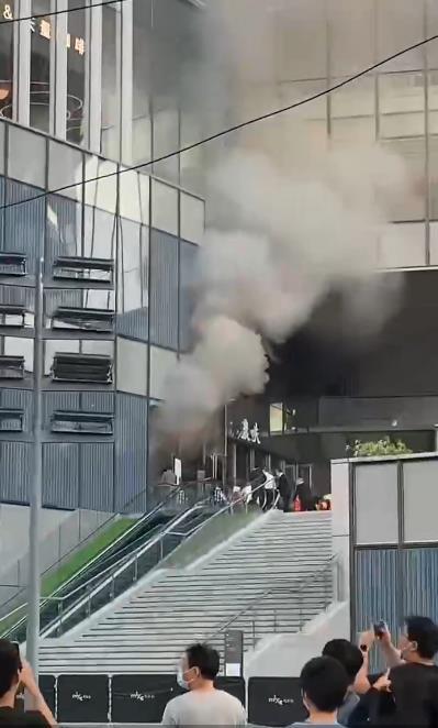 传武汉万象城失火，商场昨天刚开业休闲区蓝鸢梦想 - Www.slyday.coM