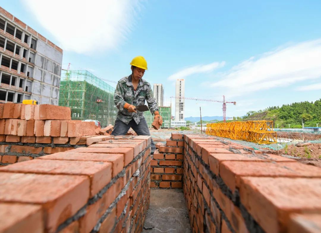 4月29日,何川在位于四川省达州高新区的某工地上做工.