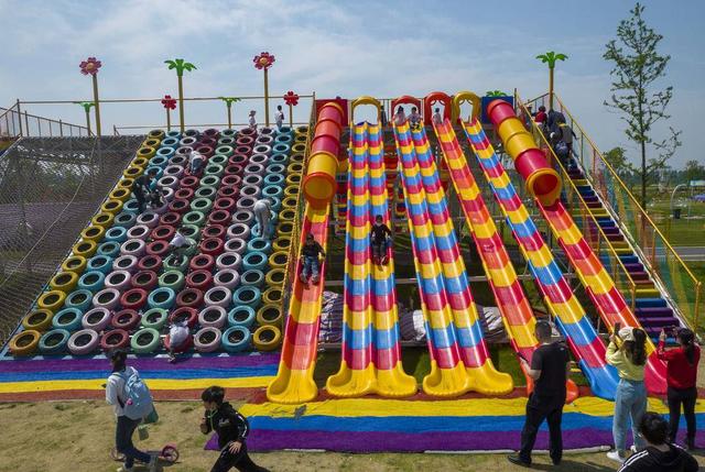 2022年5月2日,小朋友在江苏泰州爱情海欢乐田园亲子乐园游玩.