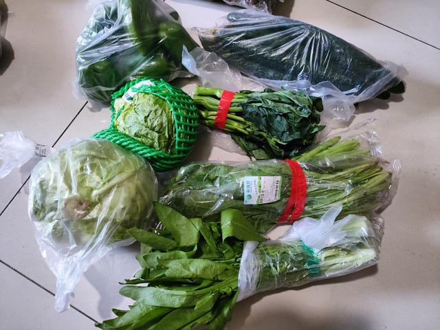 北京宝爸囤菜200多买一大堆肉菜蛋齐全网友花钱少菜又好