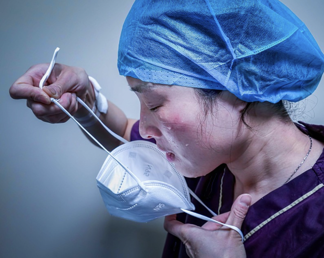 作者:孙瑞英摘下口罩的瞬间3月29日,浦东封控隔离筛查第二天,航拍镜头