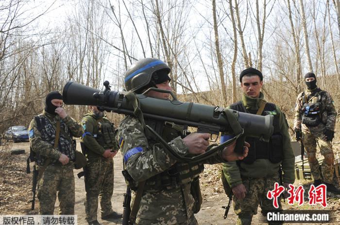 2022年4月7日，乌克兰哈尔科夫附近，乌克兰军人在学习使用瑞典肩扛式武器。