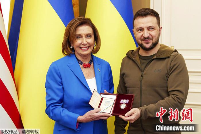 2022年4月30日，美国会众议院议长佩洛西访问乌克兰首都基辅。图为泽连斯基为佩洛西颁发奥尔加公主勋章。