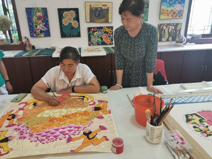 2020年7月21日,王化芹(左)在画农民画。新华社记者 邵琨 摄