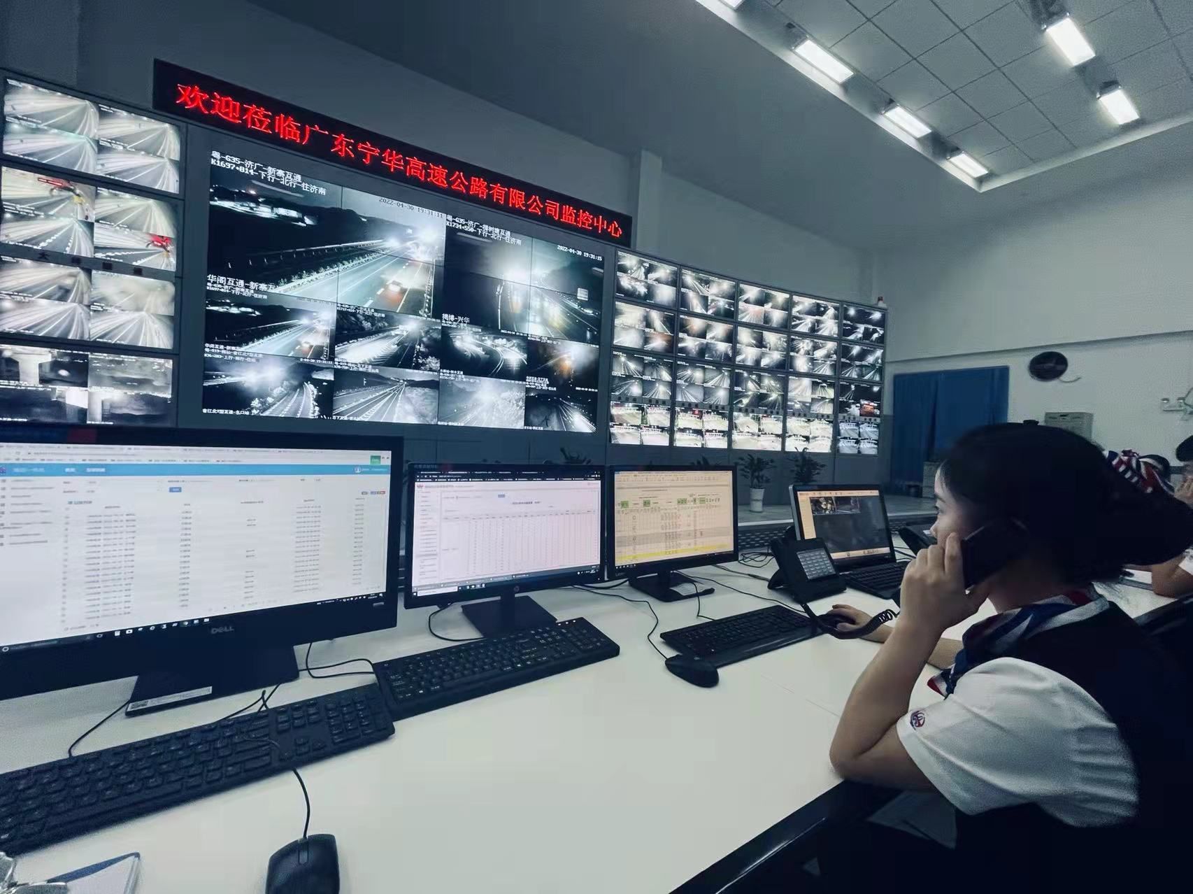 叮铃"作为整条高速公路的信息枢纽大厅,夜晚的监控中心的电话铃声不时