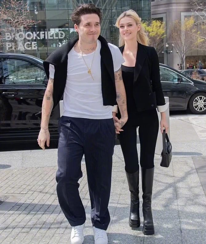 贝克汉姆长子大布与妻子现身纽约笑容满面心情好