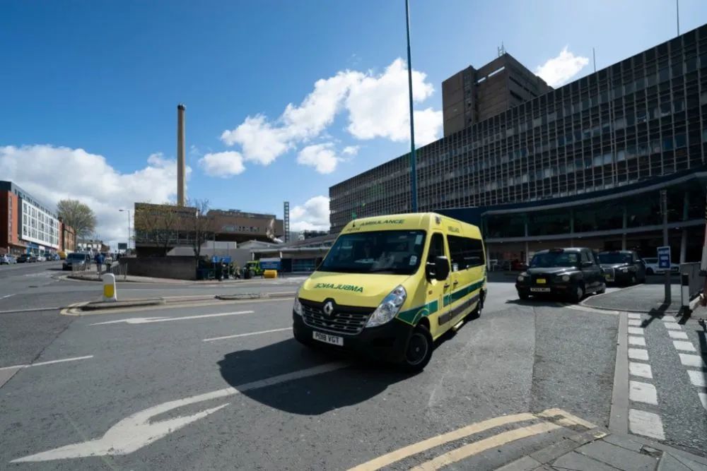这是4月1日在英国利物浦一家医院外拍摄的急救车。新华社发 乔恩·休珀 摄
