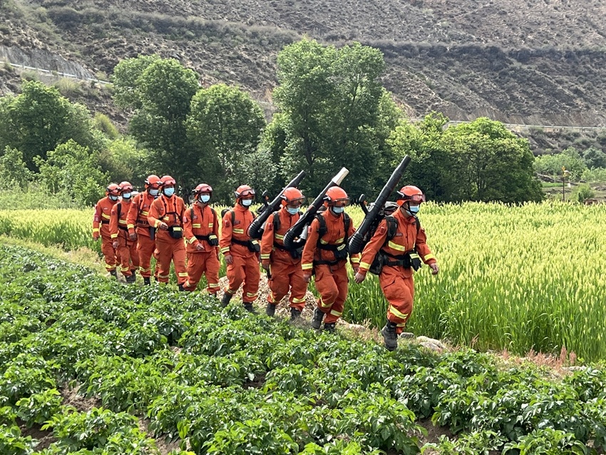 徒步巡护42公里甘孜森林消防员五一假期护你平安