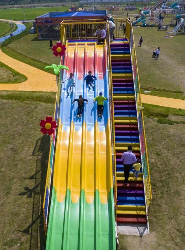 2022年5月2日,小朋友在江苏泰州爱情海欢乐田园亲子乐园游玩.