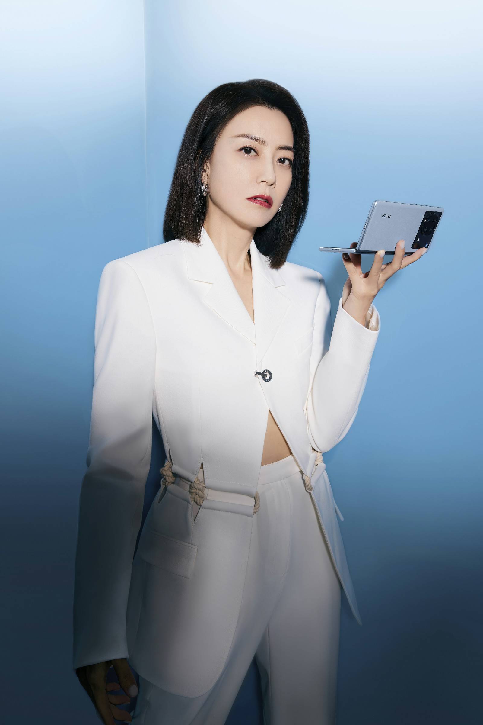 霍汶希品牌合作大片曝光纯白西装出镜尽显高级质感