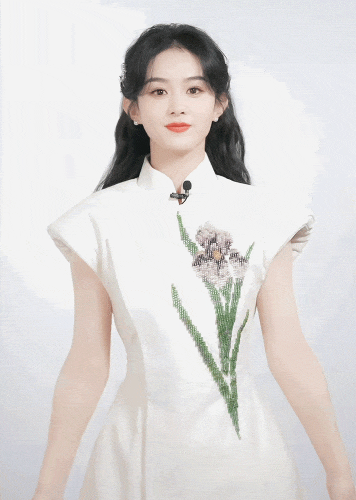 赵丽颖一袭白色绣花旗袍亮相十分清丽,卷发红唇复古民国妆容端庄大气