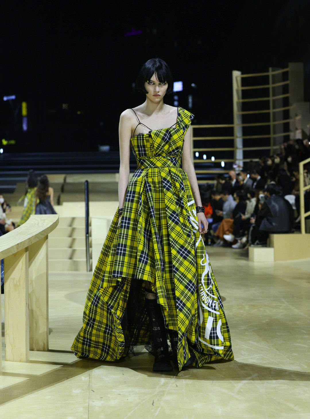 dior2022年秋季成衣系列是女装创意总监mariagrazia