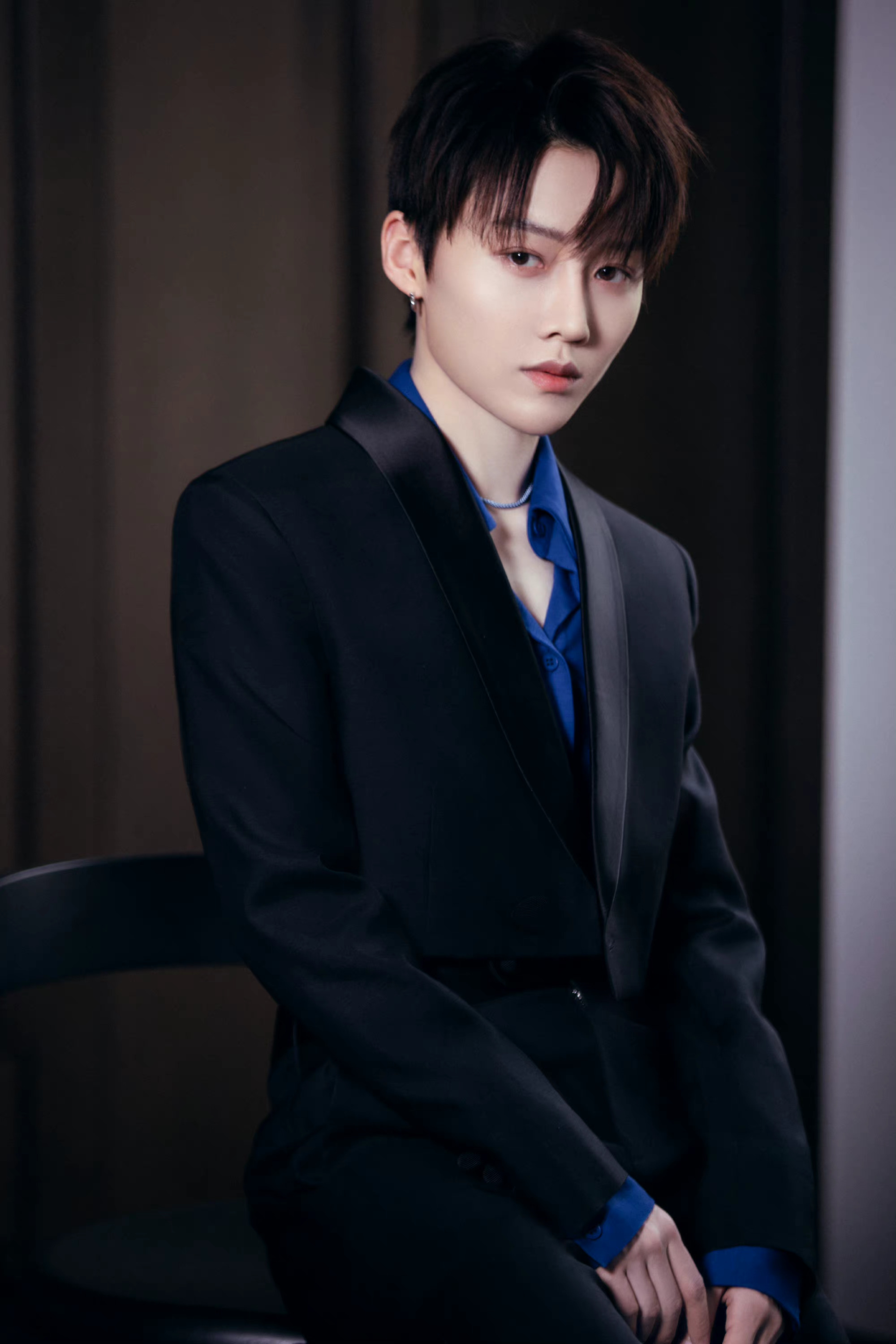 刘雨昕今晚晚会造型黑色西装77白色衬衫西装适配度满分