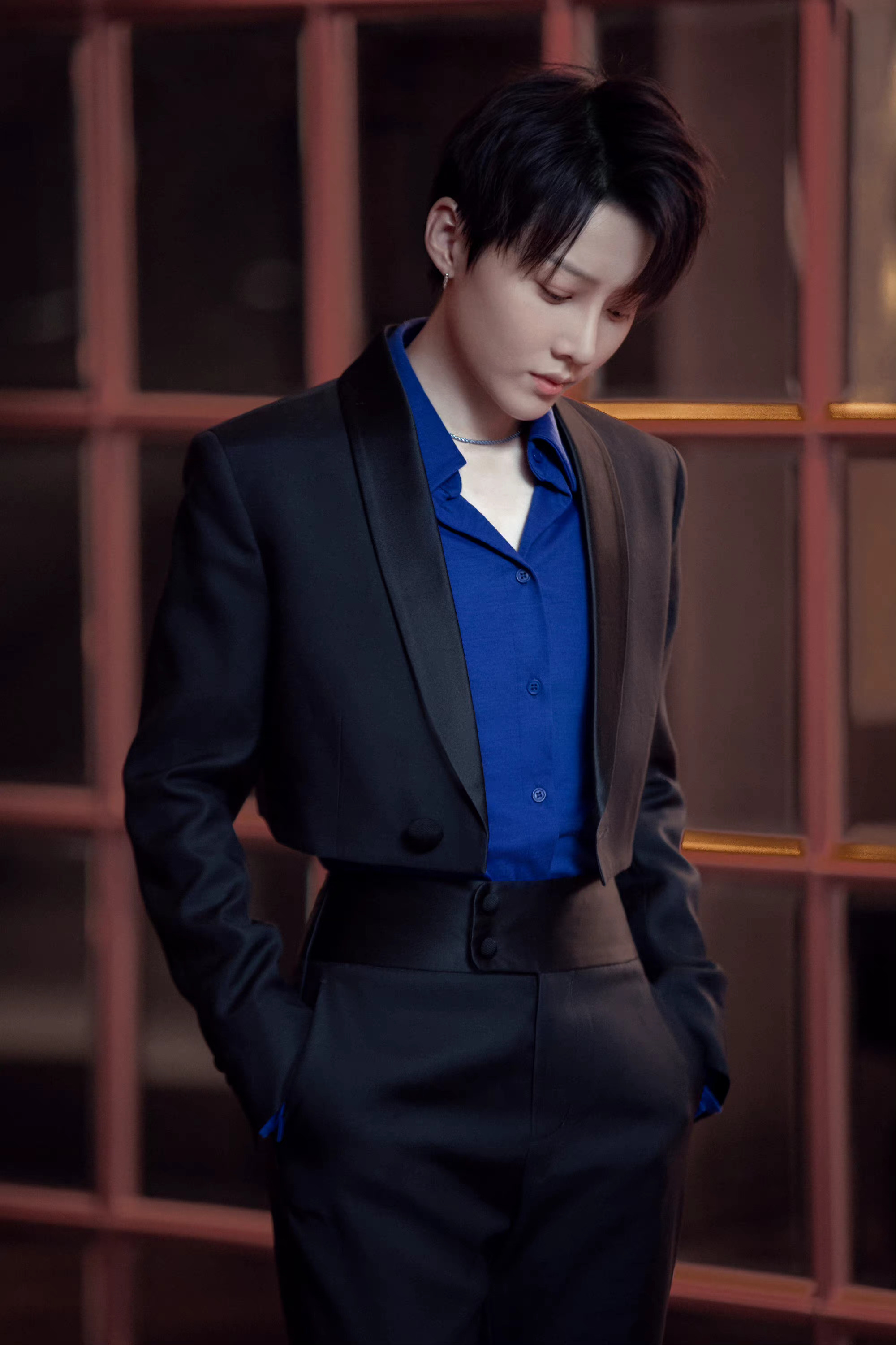 刘雨昕今晚晚会造型黑色西装77白色衬衫西装适配度满分