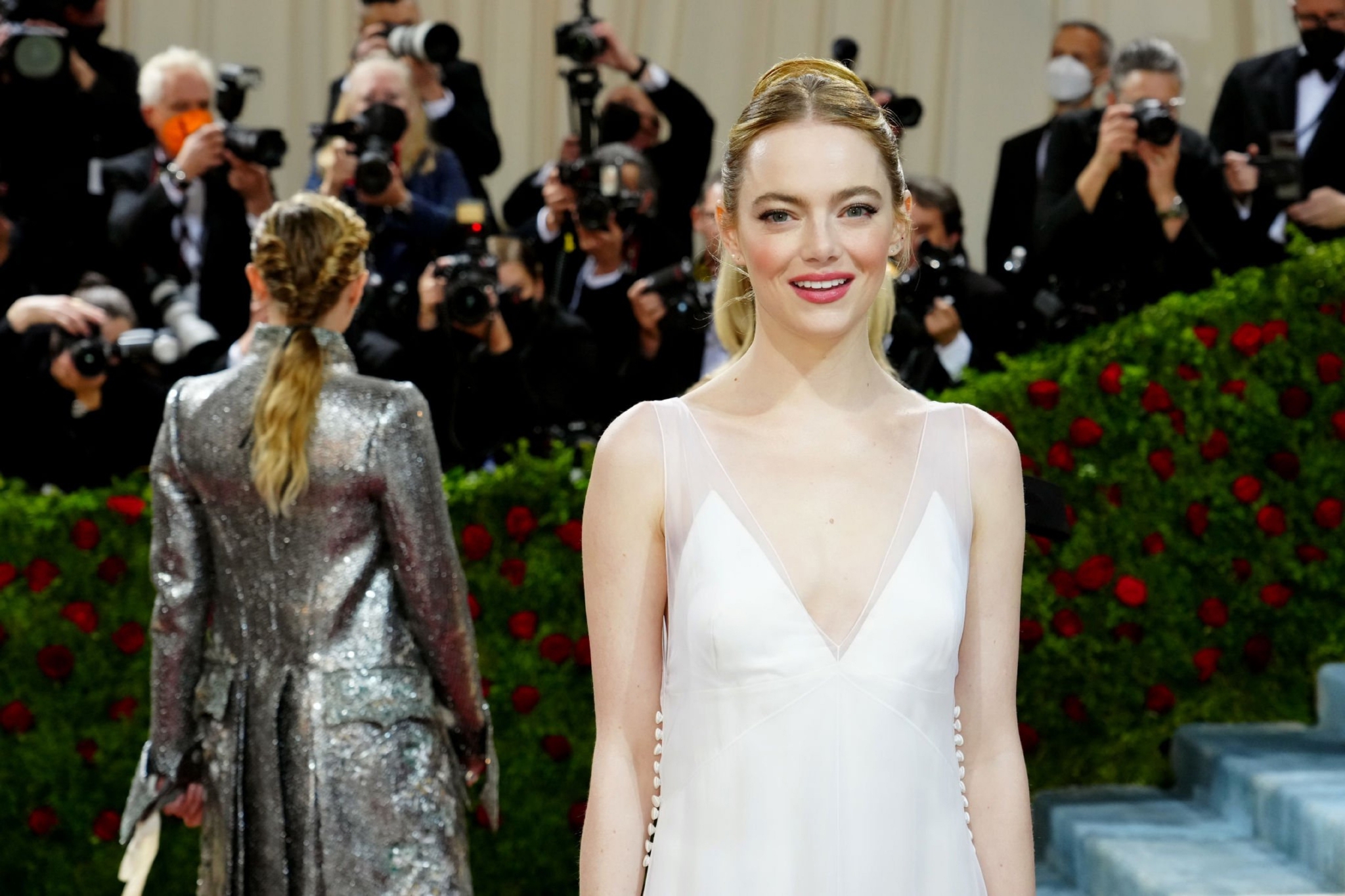 metgala红毯#上的石头姐emma stone,一身白色复古