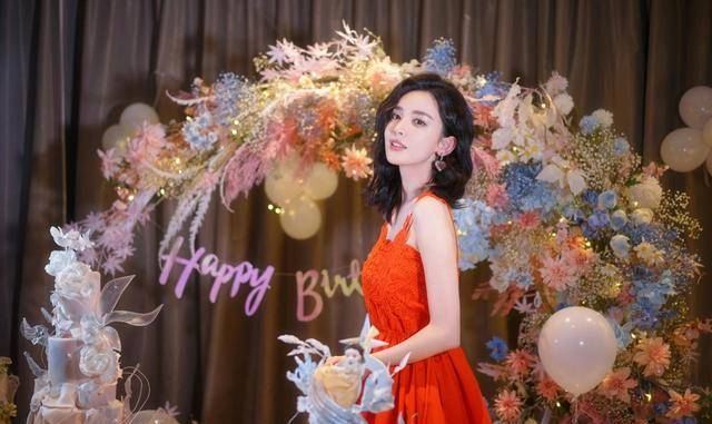 30岁的古力娜扎美爆了生日现场一身红裙笑得像是个小公主