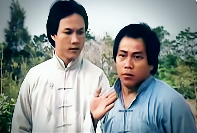 据了解,当年梁小龙凭借《大侠霍元甲》以及《陈真》爆红后,便来到大陆