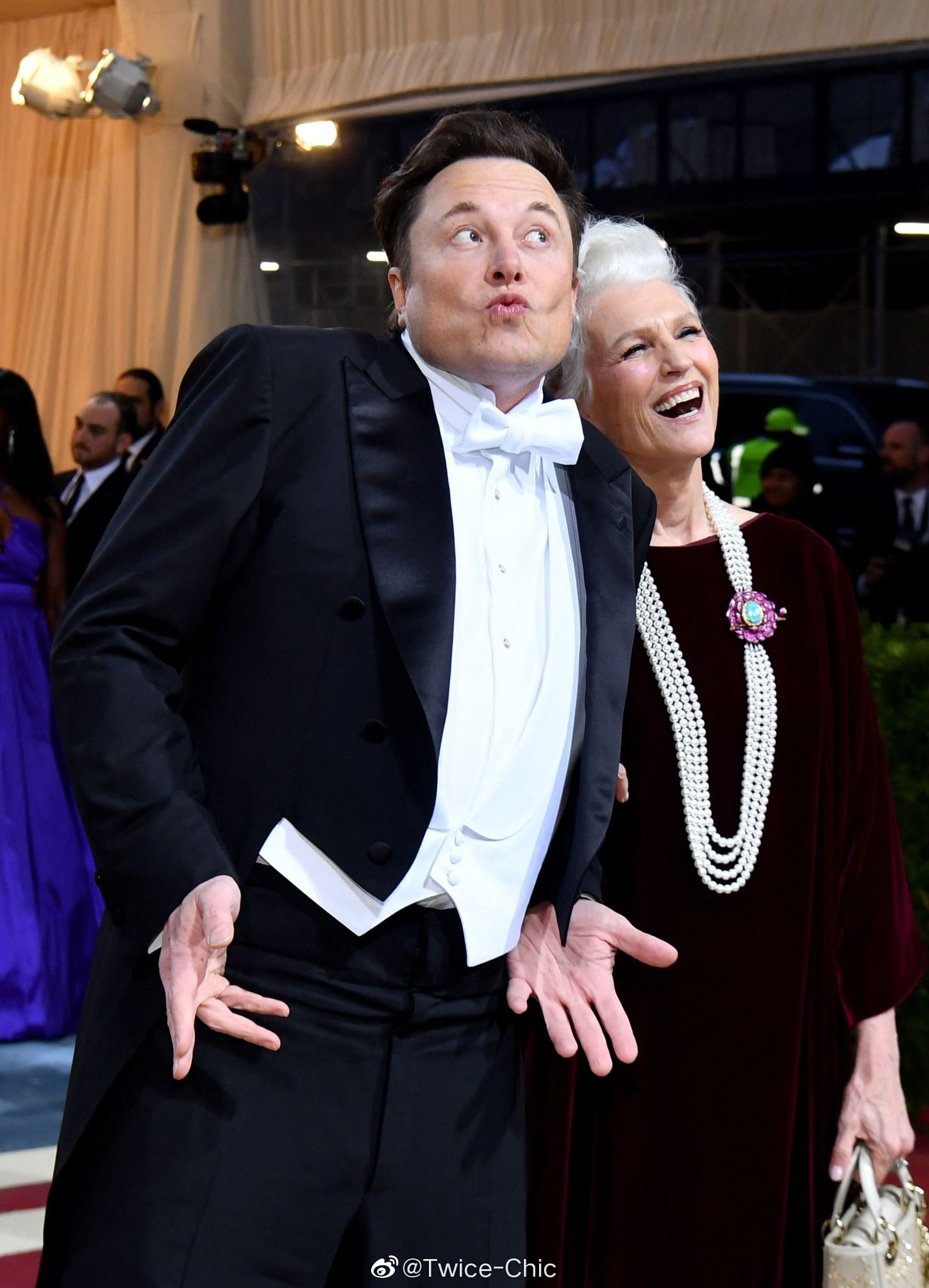 elonmayemusk造型世界首富携手妈妈一道亮相