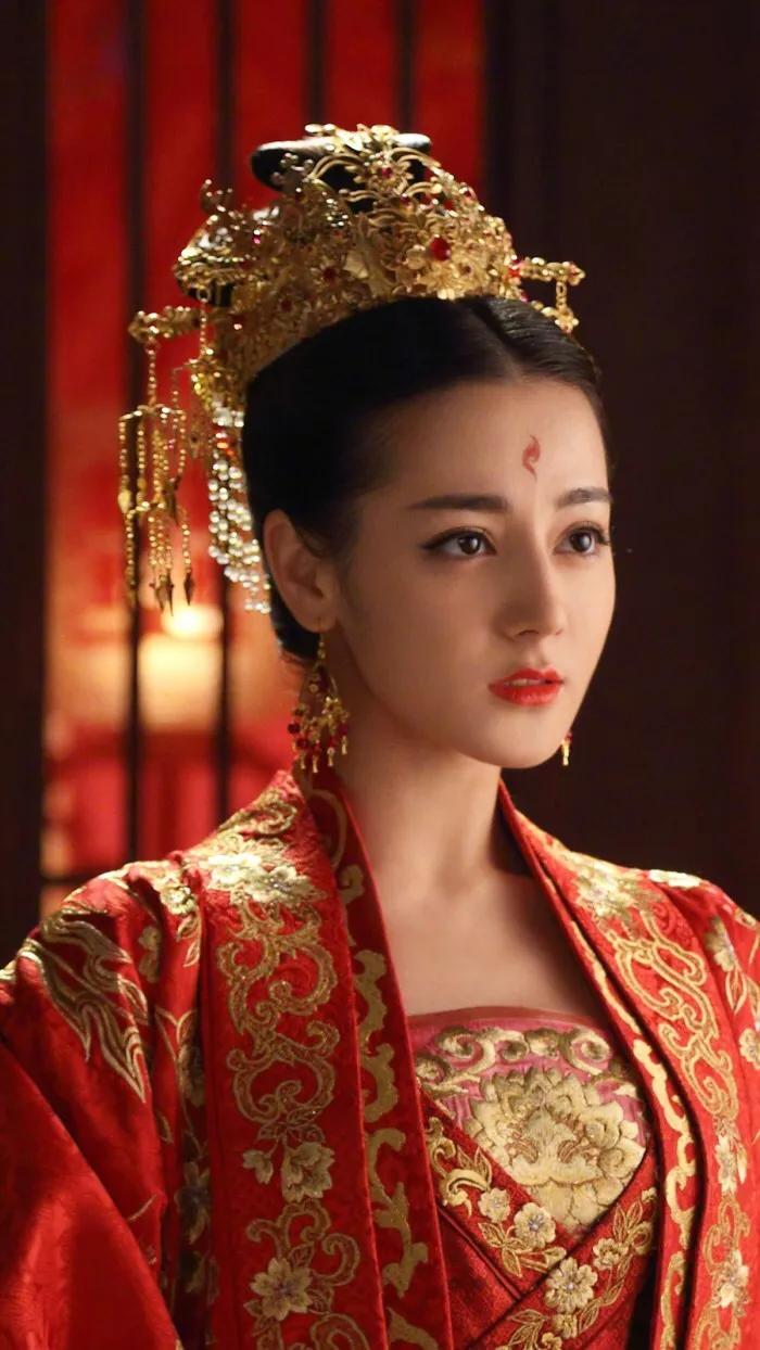 当红女星的古装红色结婚造型,白鹿端庄,宋轶温柔,热巴妩媚!