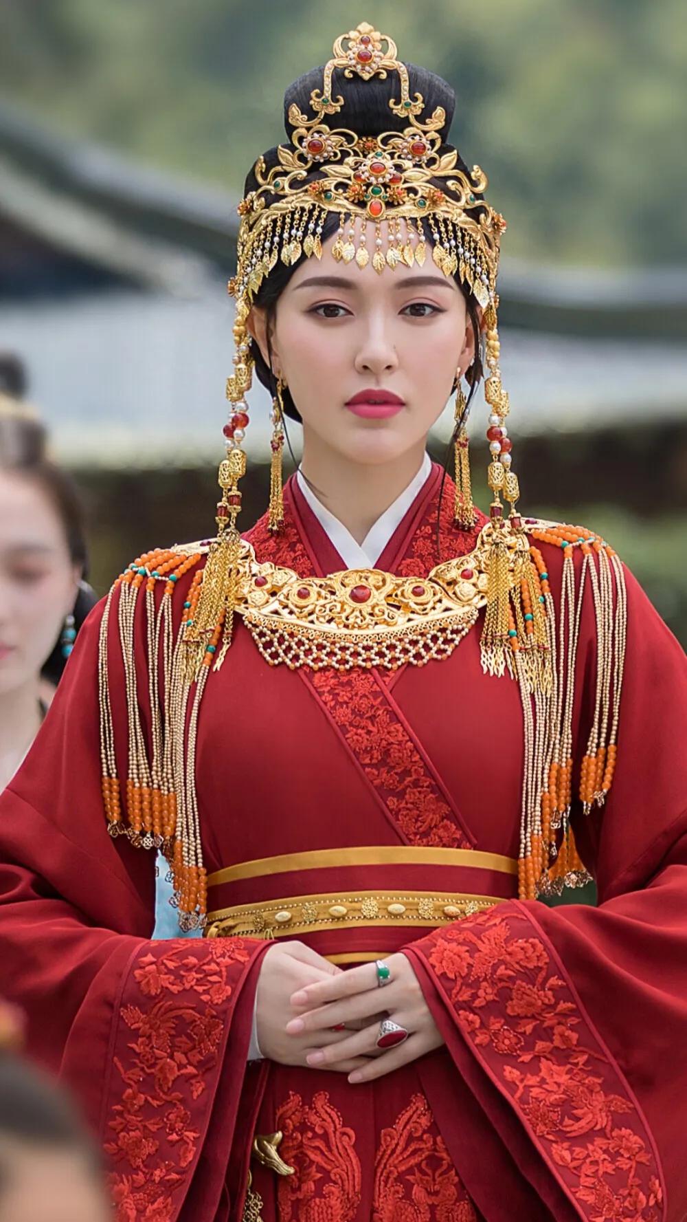 当红女星的古装红色结婚造型,白鹿端庄,宋轶温柔,热巴妩媚!