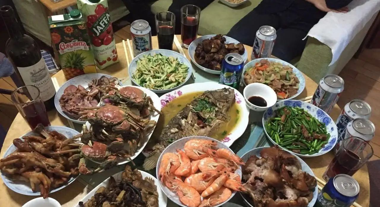 东北农村一家人的“晚餐”,发朋友圈被外地人吐槽,太普通!休闲区蓝鸢梦想 - Www.slyday.coM 东北农村一家人的“晚餐”,发朋友圈被外地人吐槽,太普通!休闲区蓝鸢梦想 - Www.slyday.coM