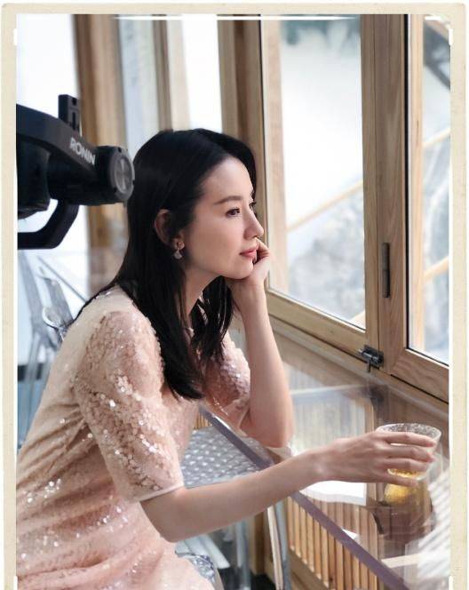 董洁又美回来了高马尾印花裙让人眼前一亮39岁美成了小仙女