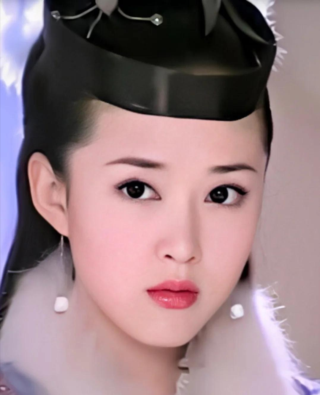 永远的"嫦娥"颜丹晨,穿裙装优雅气质,值得40 女人借鉴