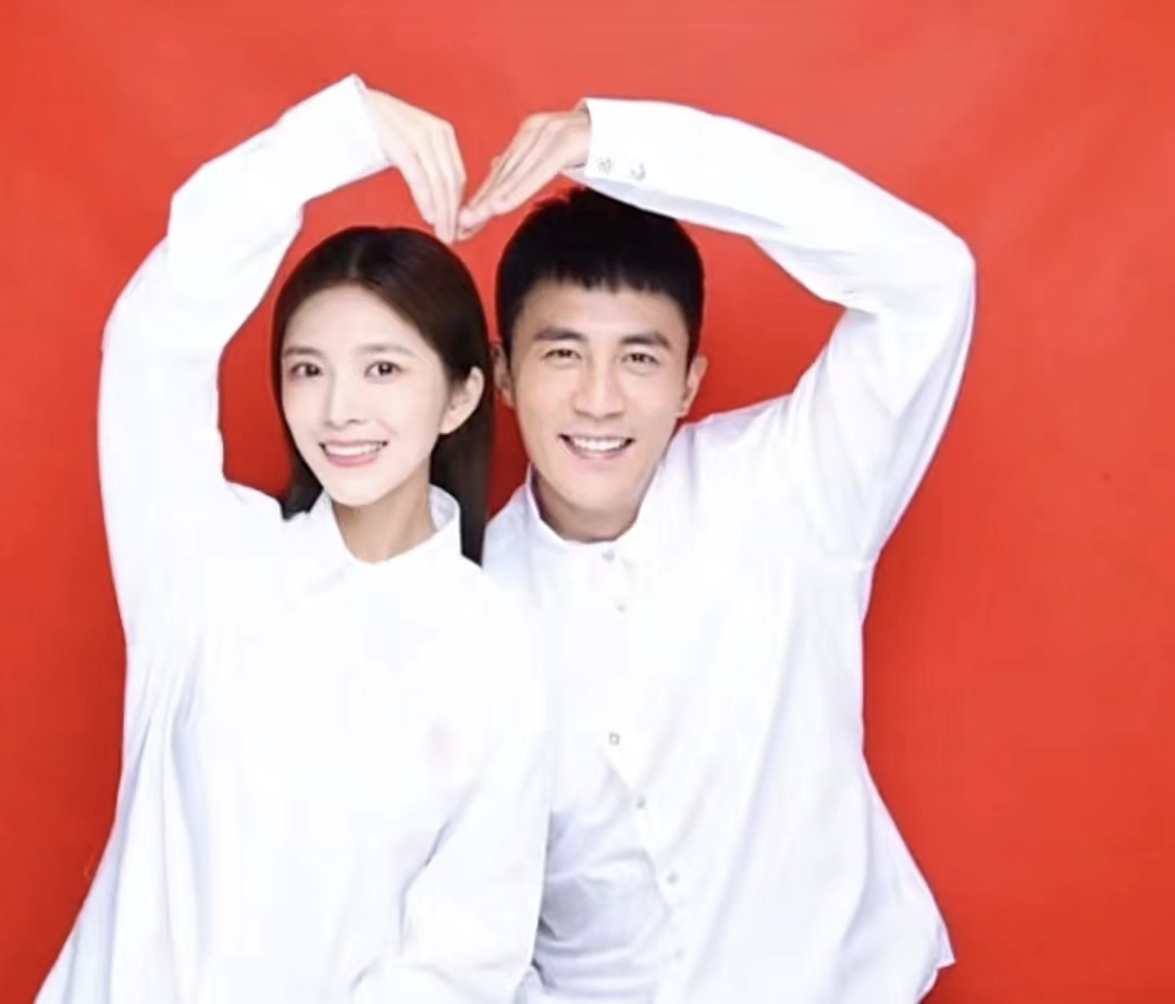 王灿晒结婚证件花絮照和杜淳亲吻比心相依偎花式摆拍幸福洋溢