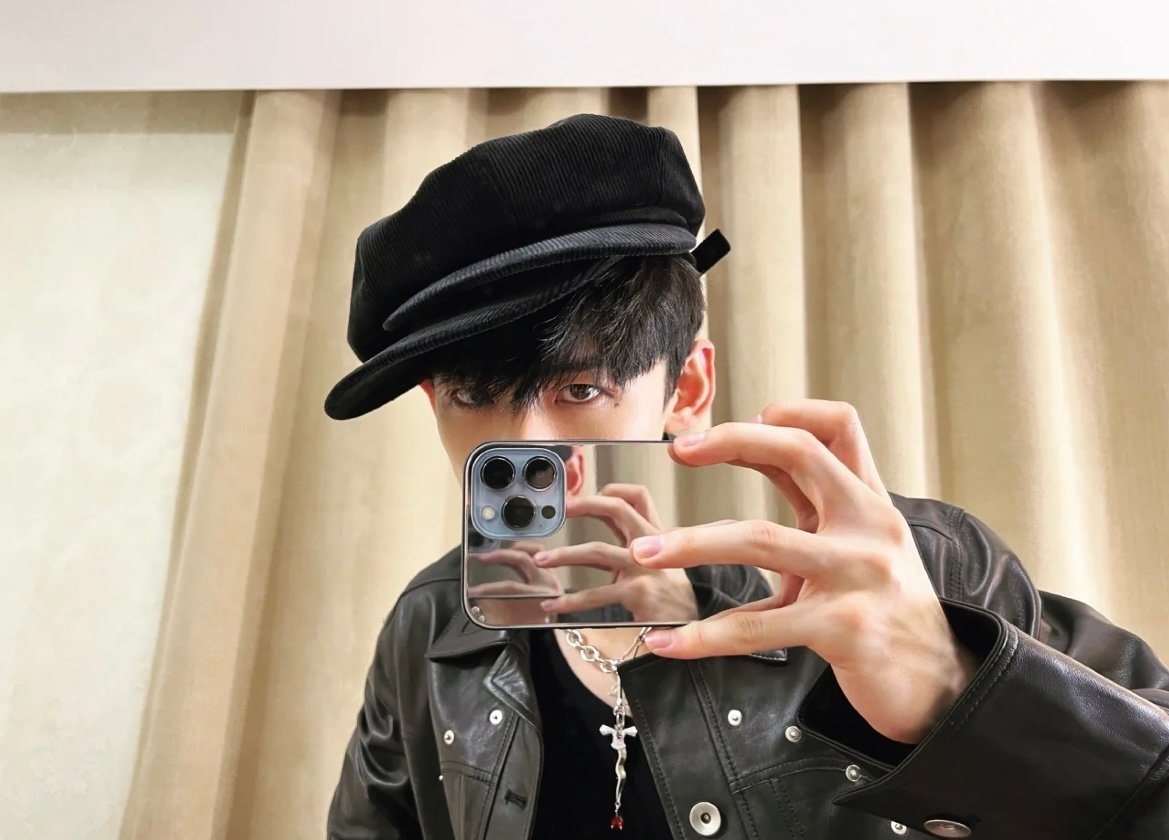 速速来看白敬亭allblack对镜自拍05