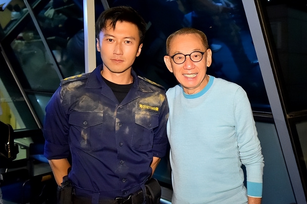 杨受成探班新片剧组谢霆锋被委以重任戏服上面沾满灰尘