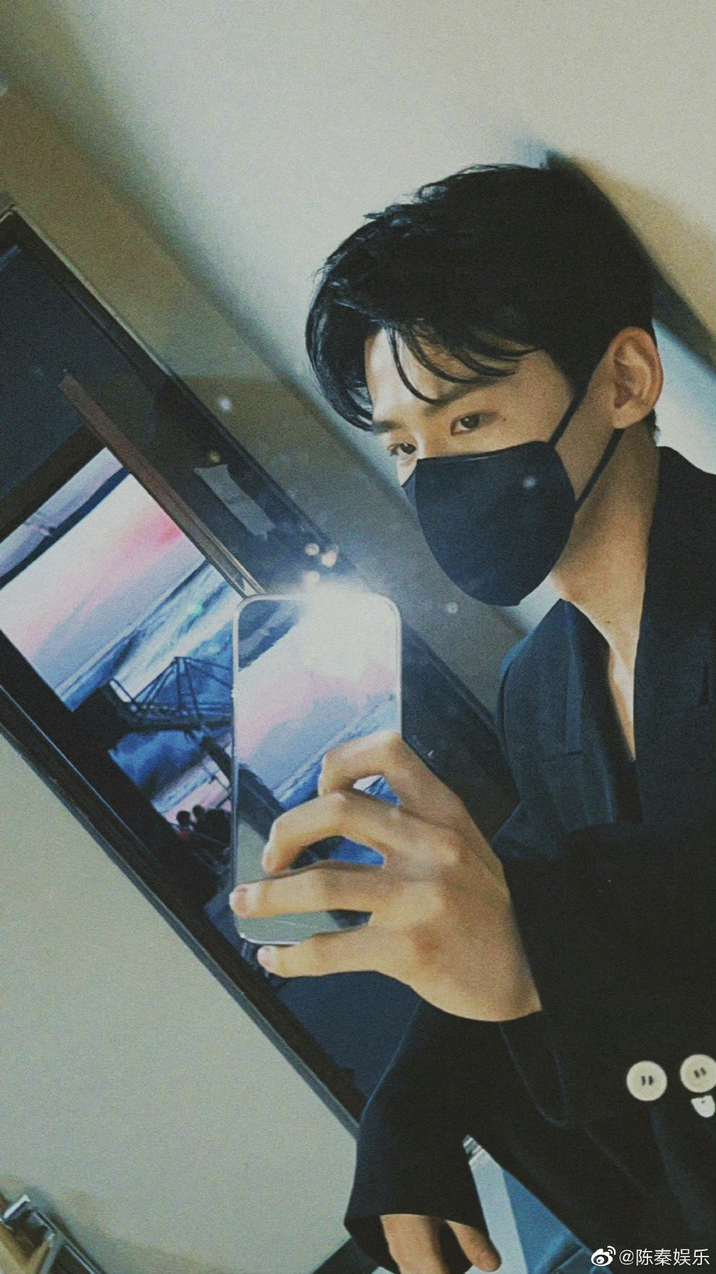 白敬亭晒对镜自拍口罩都挡不住的高颜值