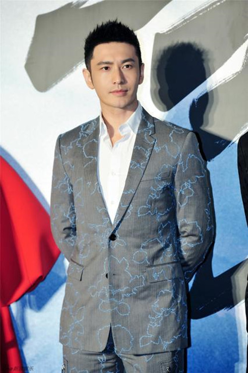 有一种帅叫黄晓明吃苹果羽绒服搭配西装显身材发型很拉风