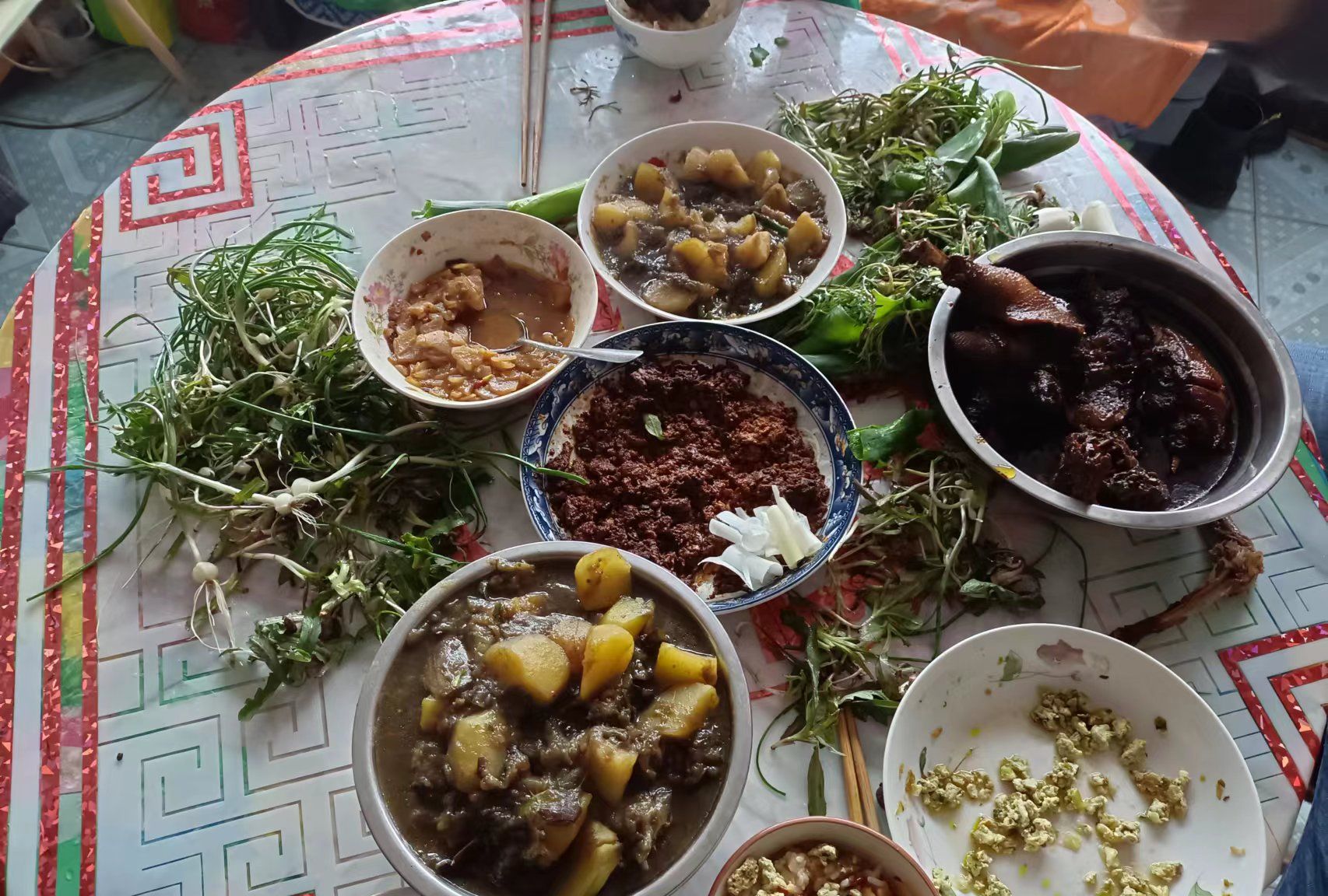 东北农村一家人的“晚餐”,发朋友圈被外地人吐槽,太普通!休闲区蓝鸢梦想 - Www.slyday.coM 东北农村一家人的“晚餐”,发朋友圈被外地人吐槽,太普通!休闲区蓝鸢梦想 - Www.slyday.coM