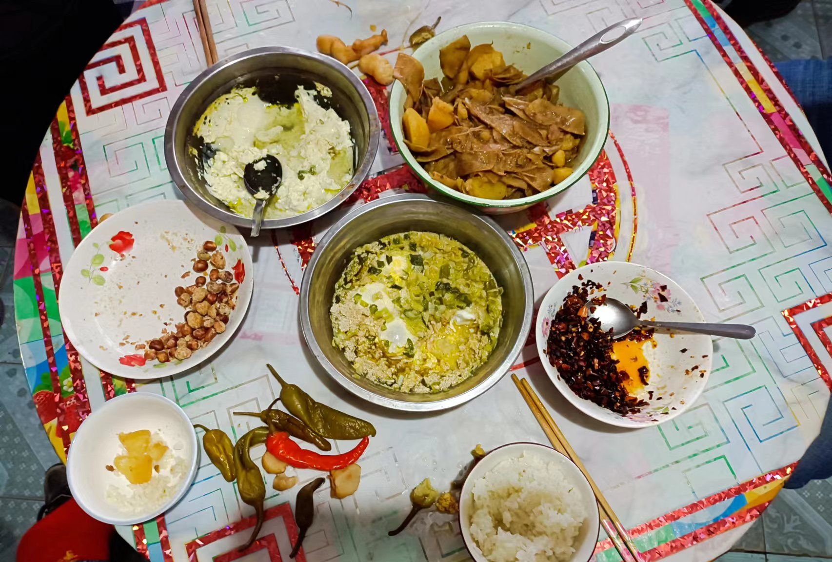 东北农村一家人的“晚餐”,发朋友圈被外地人吐槽,太普通!休闲区蓝鸢梦想 - Www.slyday.coM 东北农村一家人的“晚餐”,发朋友圈被外地人吐槽,太普通!休闲区蓝鸢梦想 - Www.slyday.coM