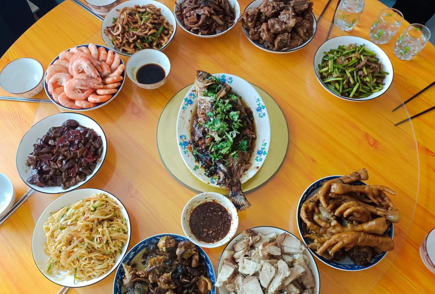 东北农村一家人的“晚餐”,发朋友圈被外地人吐槽,太普通!休闲区蓝鸢梦想 - Www.slyday.coM 东北农村一家人的“晚餐”,发朋友圈被外地人吐槽,太普通!休闲区蓝鸢梦想 - Www.slyday.coM