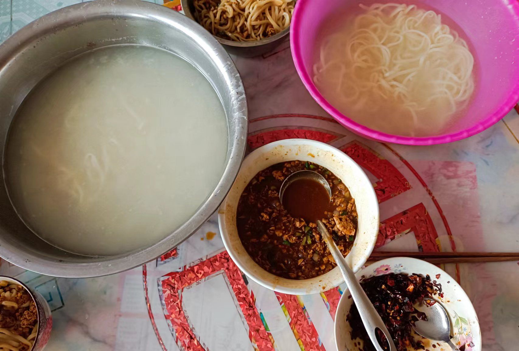 东北农村一家人的“晚餐”,发朋友圈被外地人吐槽,太普通!休闲区蓝鸢梦想 - Www.slyday.coM 东北农村一家人的“晚餐”,发朋友圈被外地人吐槽,太普通!休闲区蓝鸢梦想 - Www.slyday.coM