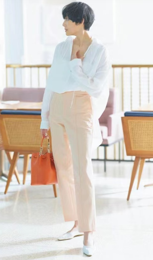 白色衣服的优点赞美（白色衣服的优点）-第2张图片-潮百科