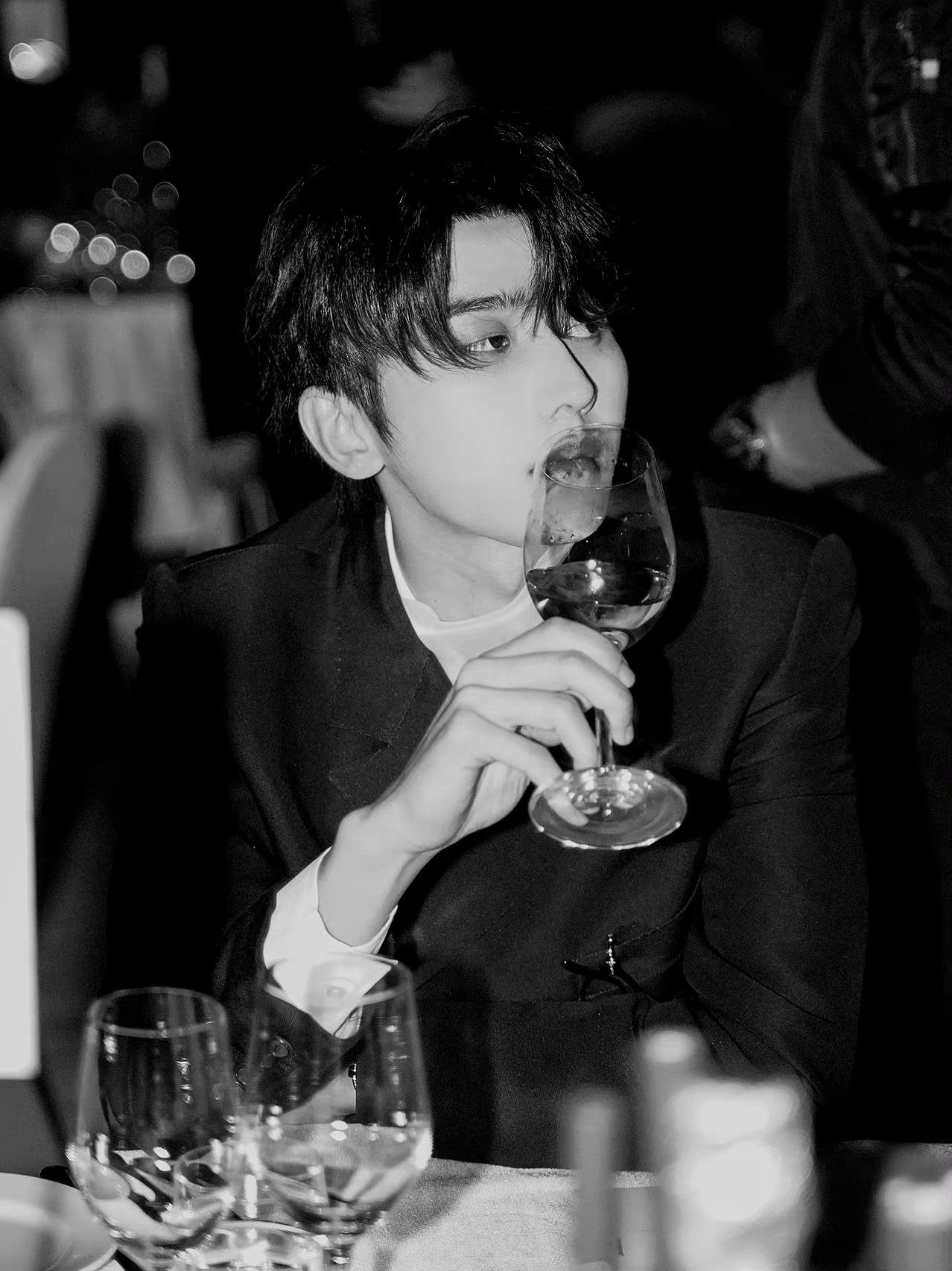 摄影师分享蔡徐坤elle盛典新图黑白镜头下的贵公子