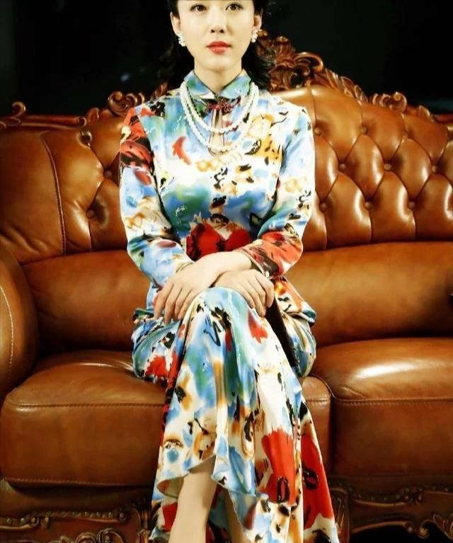 永远的"嫦娥"颜丹晨,穿裙装优雅气质,值得40 女人借鉴