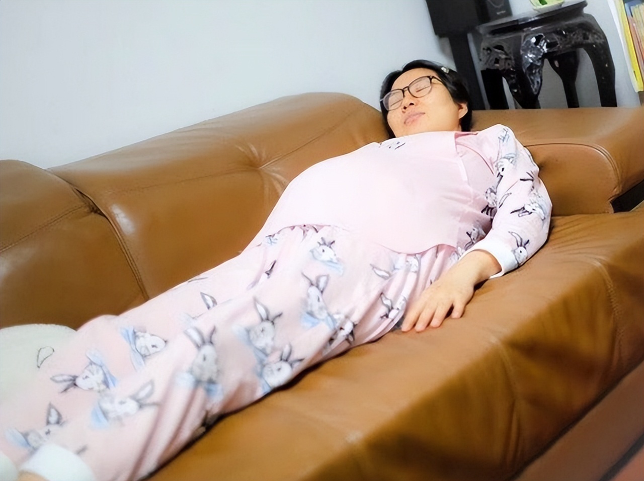 孕妇睡觉姿势有讲究要知晓两睡两不睡胎儿在肚子里更安全