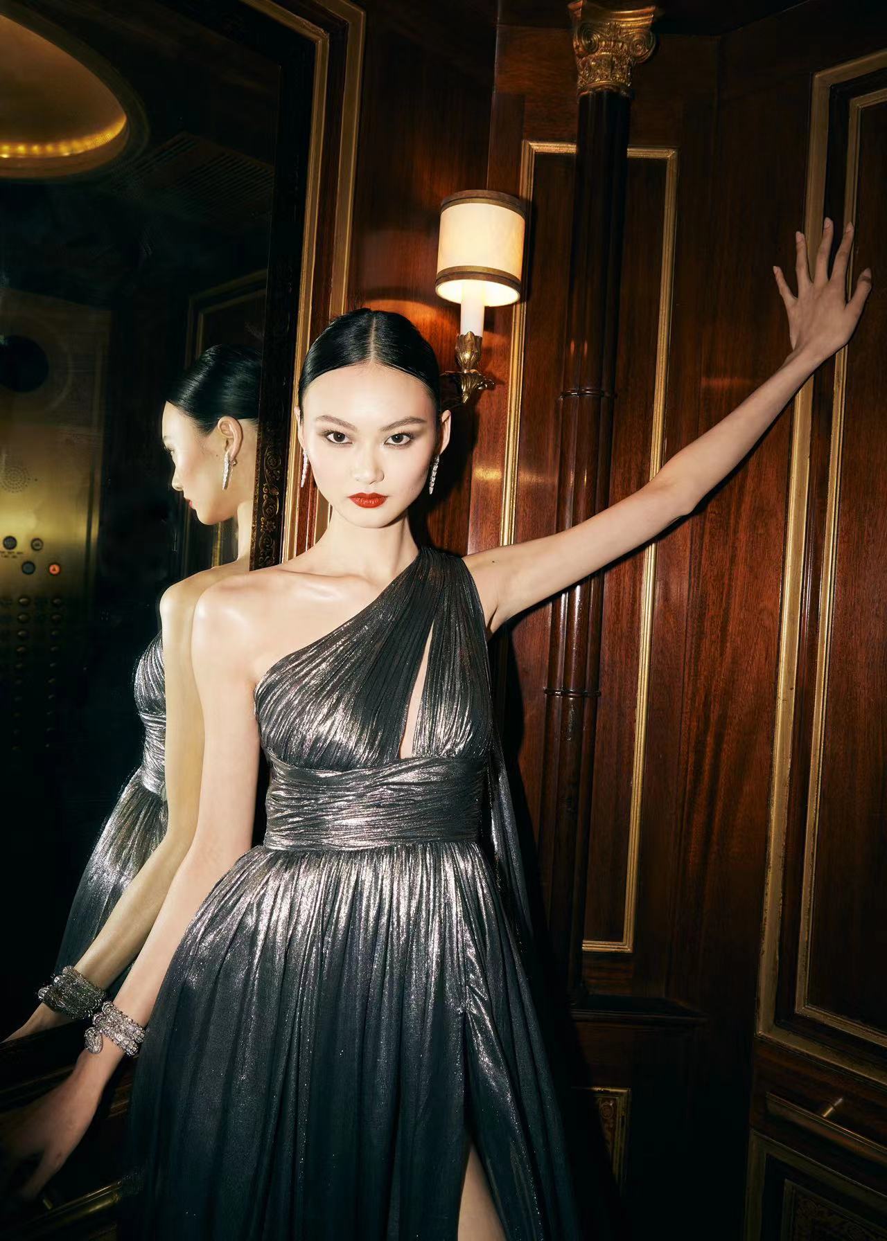 贺聪2022metgala红毯造型一袭金属质感斜肩礼裙