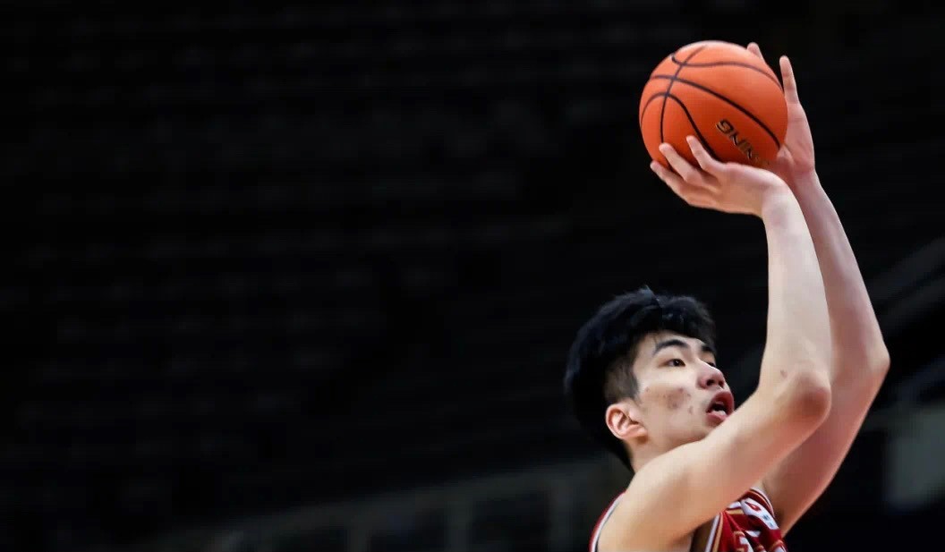 篮坛小姚明冲击NBA，年仅19岁！山东15岁小将冒头，身高2米15休闲区蓝鸢梦想 - Www.slyday.coM