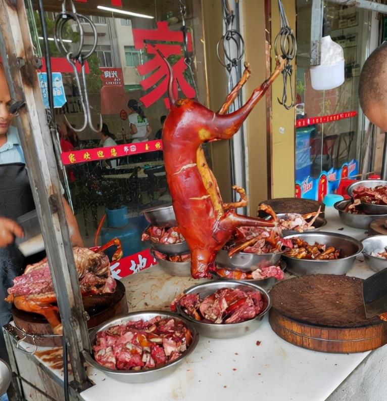 广西网红狗肉店专卖脆皮狗肉一天宰几十只大家对此争议不断