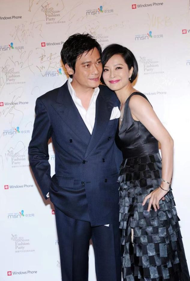 罗嘉良夫妇罕见合体小12岁娇妻主动送吻穿小黑裙身材惊艳人