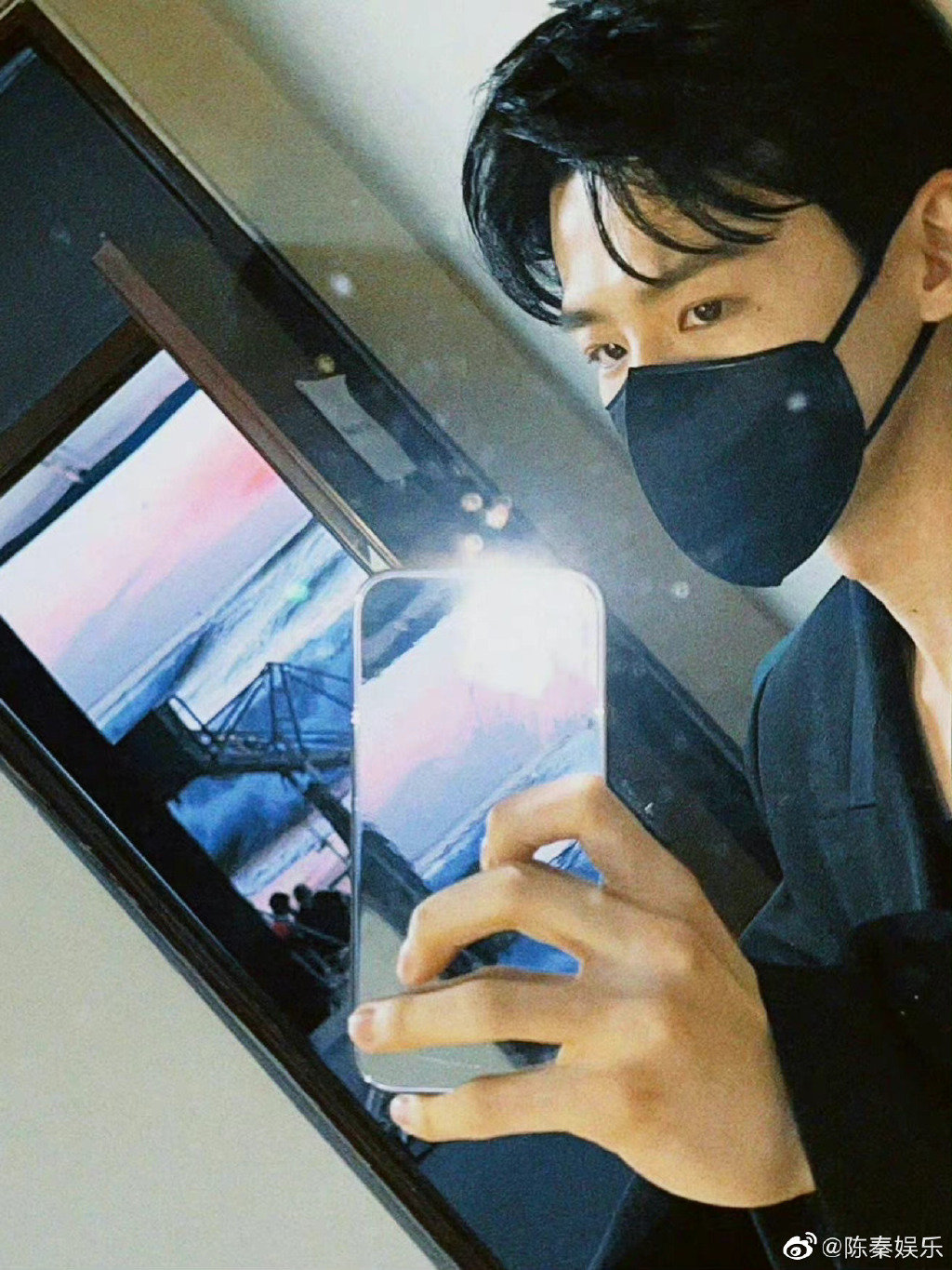 白敬亭晒对镜自拍,口罩都挡不住的高颜值